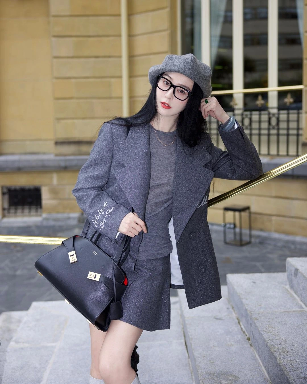 Trang phục màu xám sang, xịn thế nào mà các cô gái thi nhau diện?