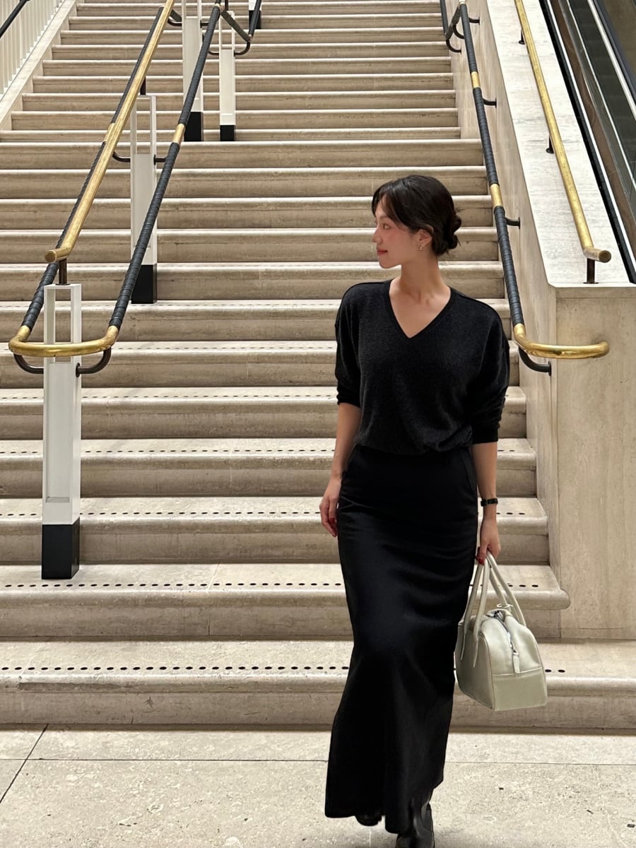 Chân váy trơn trung tính luôn nằm trong danh sách “giải pháp nhanh” cho những buổi sáng bận rộn.