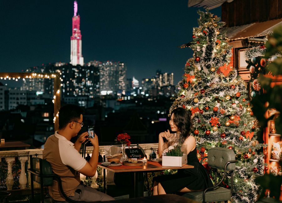 Check - in ngay 8 quán rooftop trang trí Noel đẹp tại Sài Gòn - 1 phút Sài Gòn