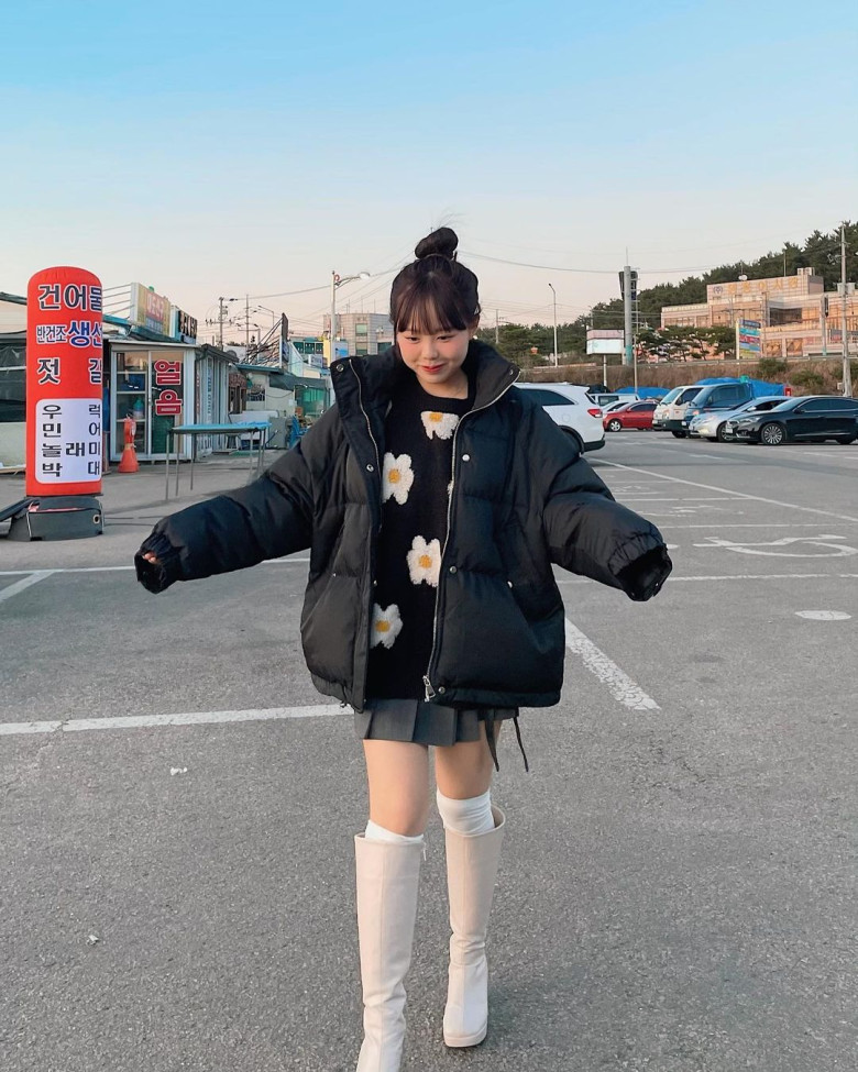 Để set đồ đen không bị quá u tối, chị em có thể chọn áo len đen họa tiết hoa trắng làm điểm nhấn, phối cùng bốt dài trắng càng thêm rực rỡ.