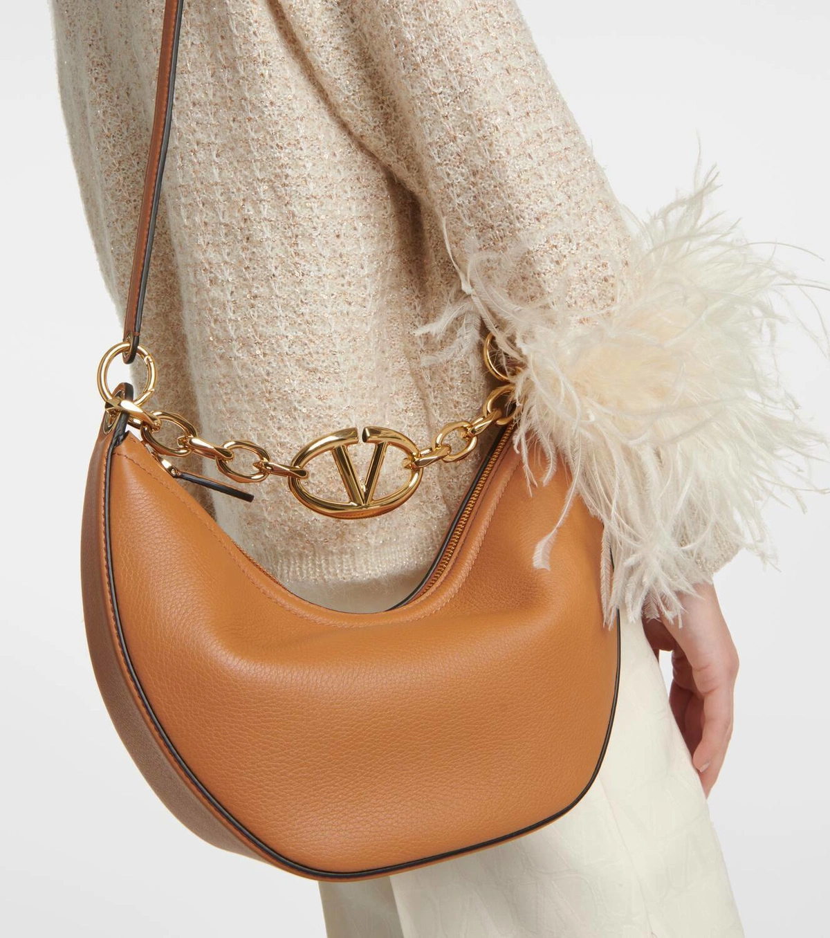 Với thiết kế hình nửa vầng trăng, mẫu túi đến từ Valentino đang khiến hội gái xinh chao đảo vì quá sang.